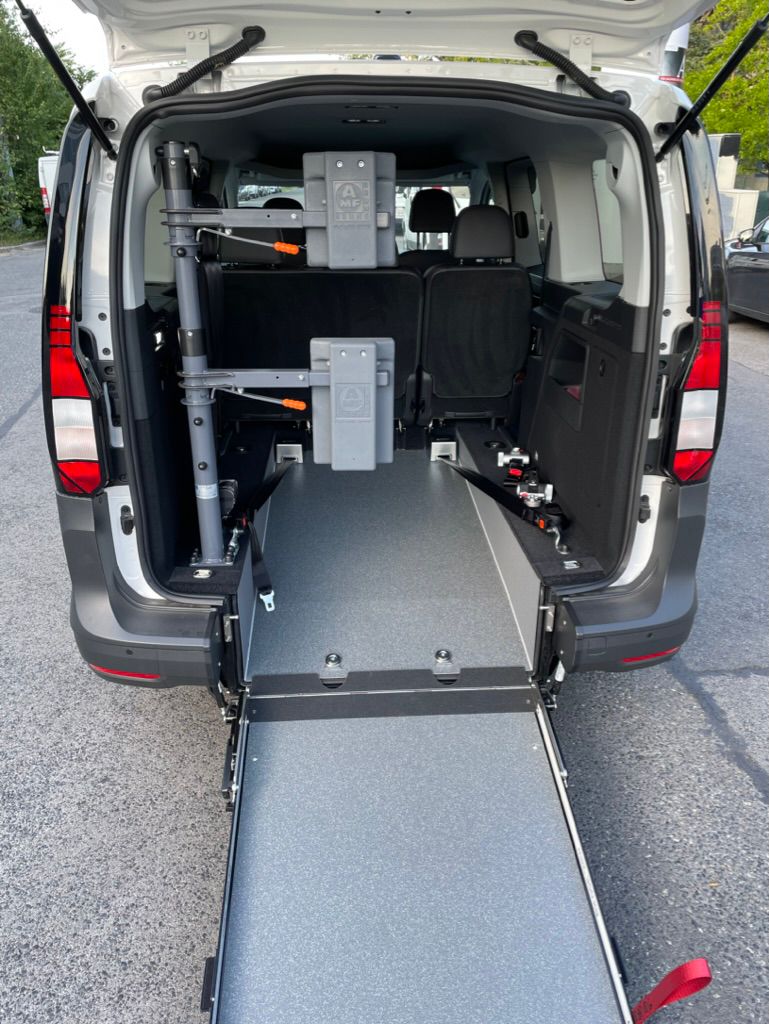 Barrierefreies Fahrzeug mit Rollstuhlrampe