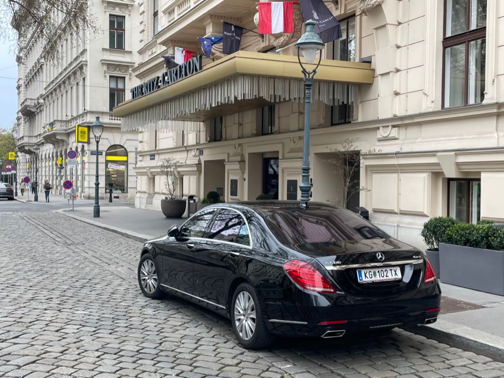 Mercedes S 500 bei Nacht